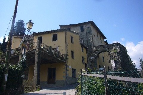 foto Una grande properietà nel centro storico di Barga, Lucca.