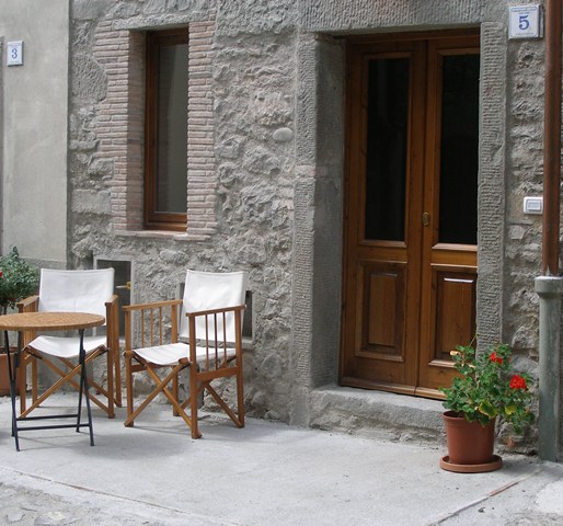 fotoPiccola casa di paese su tre piani ristrutturata di recente,…