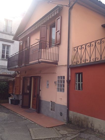 fotoCasa posta su due piani nel centro di Fornaci di Barga.   Pian…