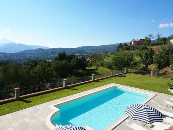 fotoRecente costruzione posta su 2 livelli con giardino e piscina…