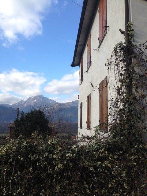 fotoFabbricato indipendente terratetto costtuito da 'tre' appartamenti indipendenti con annessi e terreno postoiltutto in periferia Mologno, vicino a Barga.