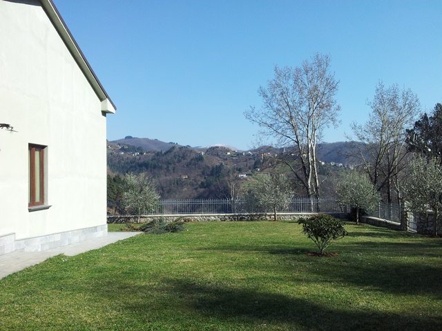 fotoEx - Scuola, in posizione panoramica, al margine del villaggio di Tiglio.