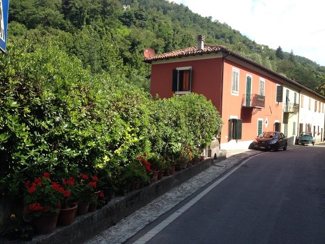 foto Piacevole casa di circa 235 mq. posta nelle vicinanze del torrente Corsonna con vari giardini e terrazze che completano il bene.