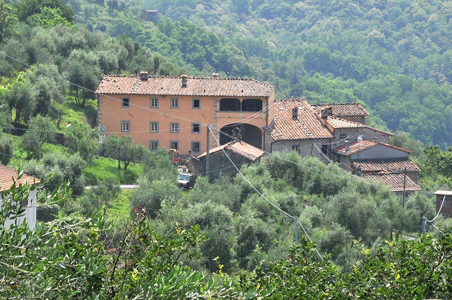 foto Elegante villa del XVII secolo nella zona collinare di Benabbio, sovrastante il paese termale di Bagni di Lucca.