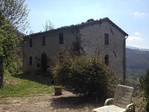 fotoCasa rurale in posizione panoramica con due fienili, giardino e terreno di circa 9.5 ettari.