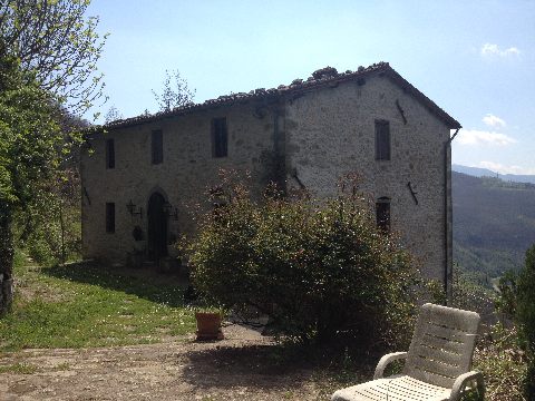 foto Casa rurale in posizione panoramica con due fienili, giardino e terreno di circa 9.5 ettari.