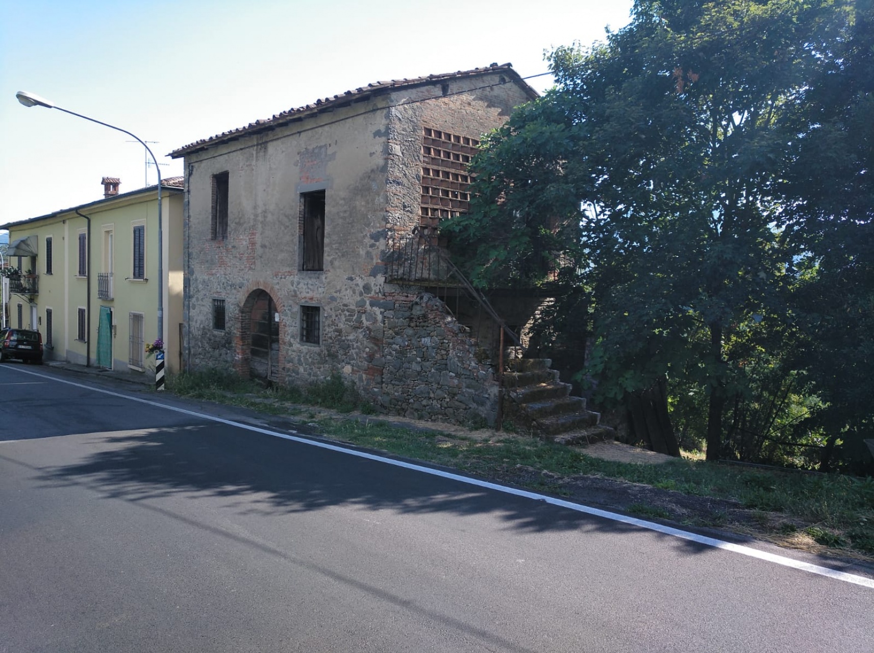fotoNelle immediate vicinanze di Barga, antica capanna in pietra
