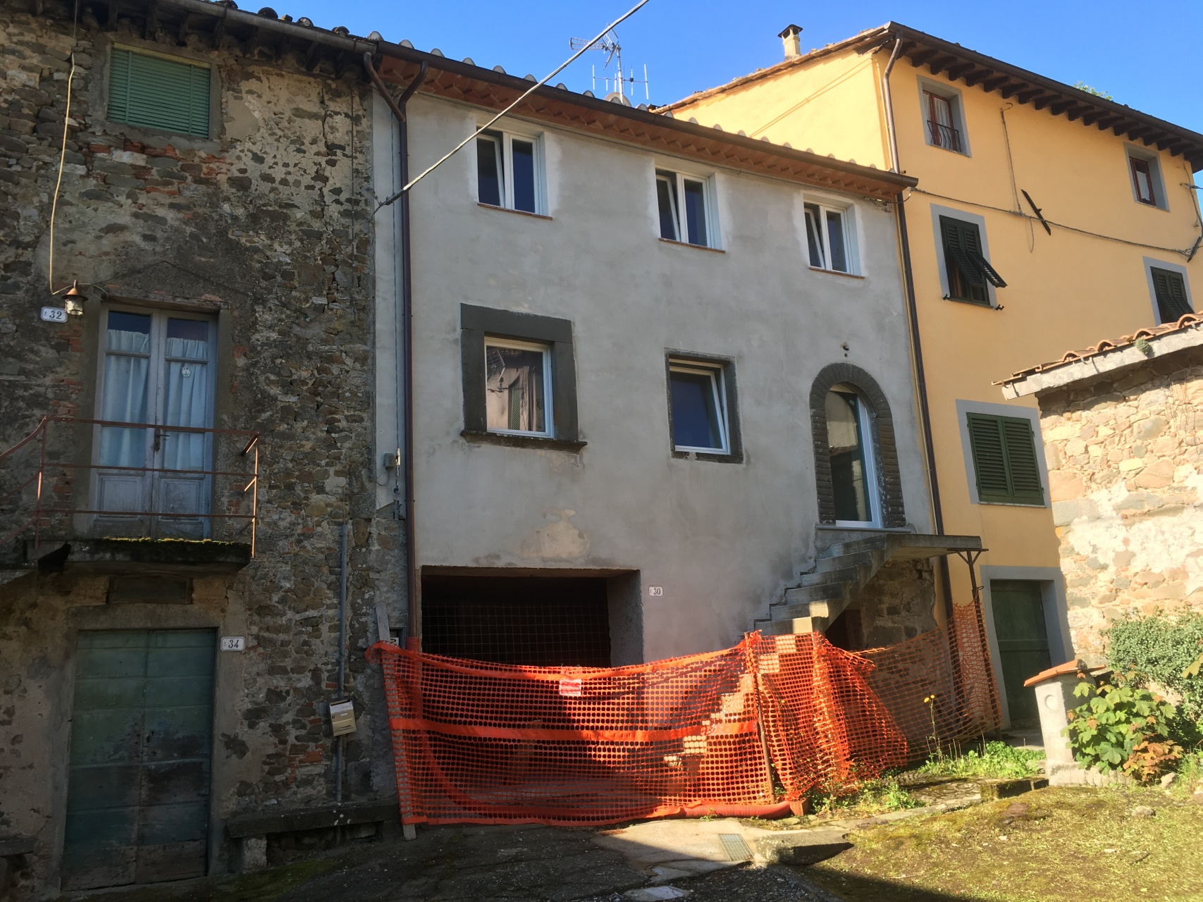 fotoCasa di paese ristrutturata ma incompleta.