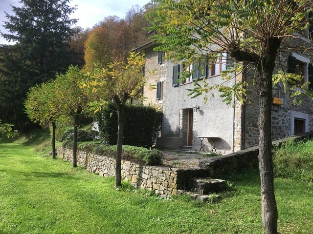 fotoPiacevolissima casa in posizione panoramica, usata come bed & breakfast, colline nord di Lucca.