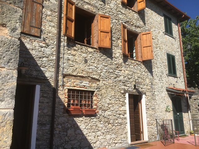 fotoDue unità abitative adiacenti ristrutturate situate in Vergemoli, Lucca.