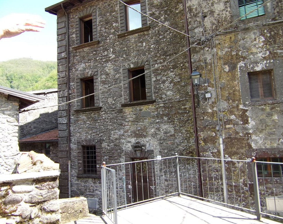 foto Casa di paese posta su tre piani con terrezza