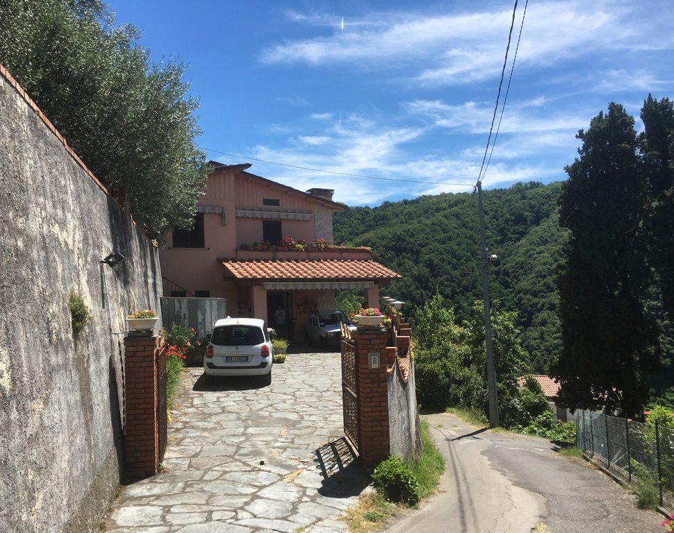 foto Casa posta su due livelli con giardino e muro di confine situata a Pian di Coreglia.