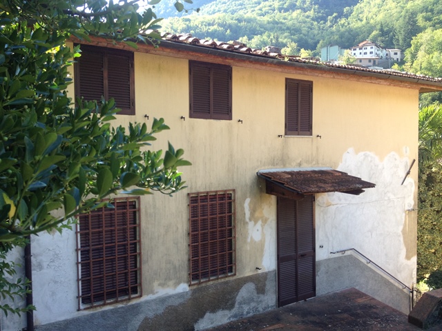 fotoCasa di paese su tre livelli con 4000mq di terreno, giardino e balcone a Gragliana, comune di Fabbriche di Vergemoli