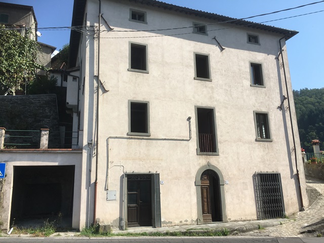 foto Palazzo posto su 4 livelli con terrazza e giardino a San Romano in Garfagnana, Lucca.