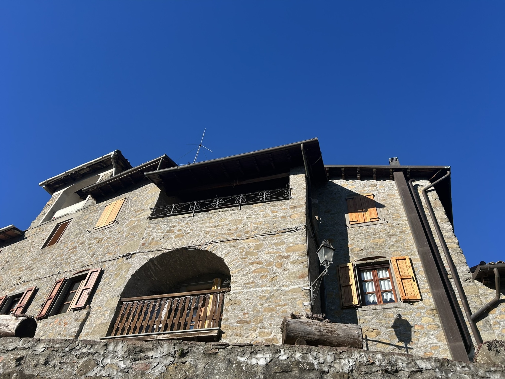fotoAppartamento ammobiliato con balcone panoramico coperto e terreno a Tiglio