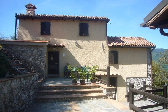 fotoIn vendita complesso di rustici attualmente adibiti ad Agriturismo,…