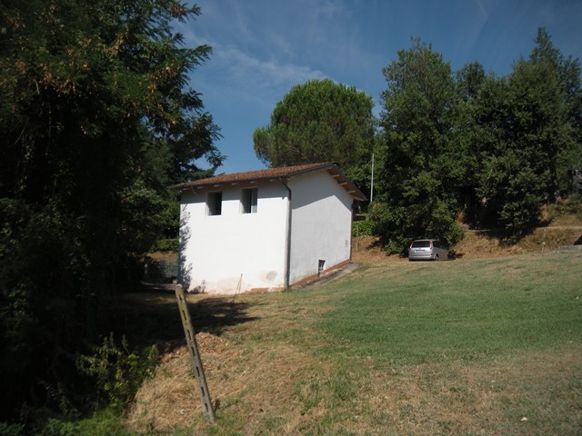 fotoCasa posta in contesto verde e panoramico in frazione di Albiano vicino Barga