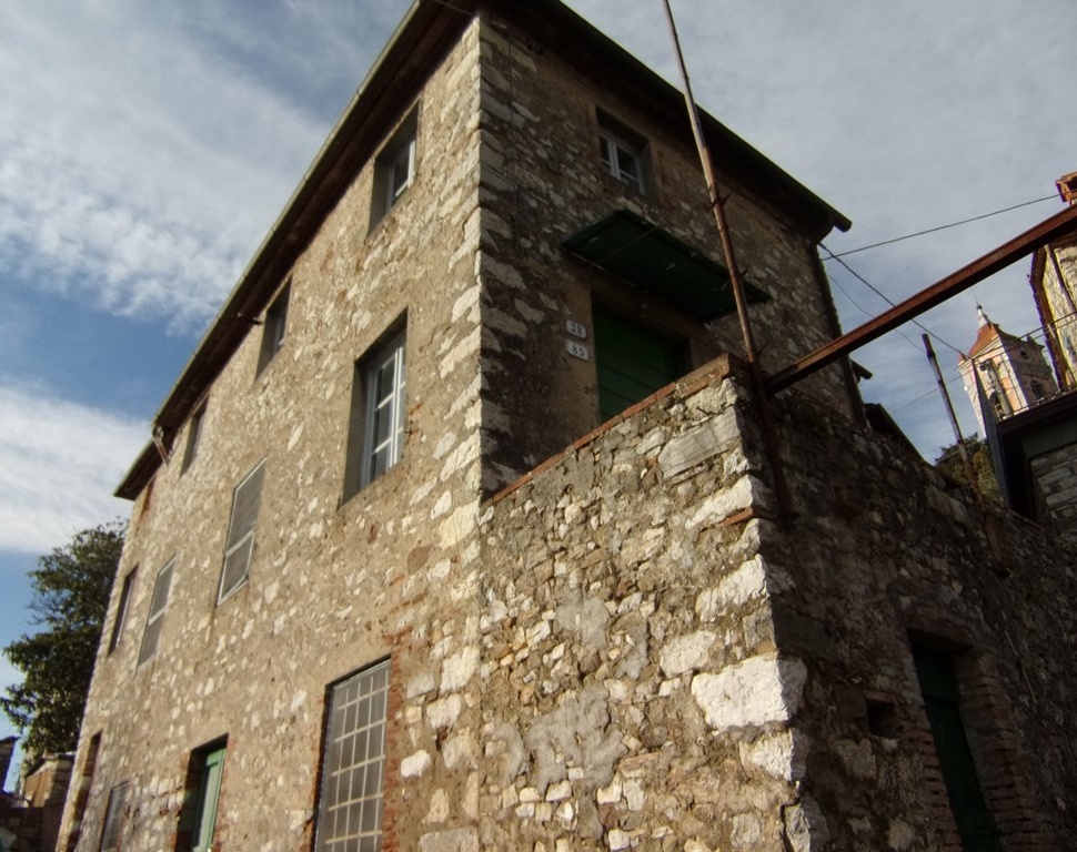 fotoCasa rustica posto nelle colline di Brancoli vicino a Lucca
