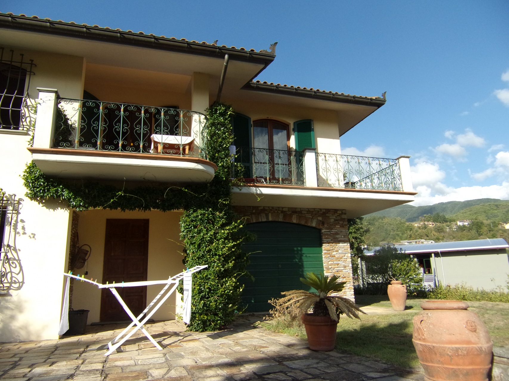 fotoVilla di circa 500mq posta su tre livelli, con garage e circa *3000mq di terreno*, situata a Piazza al Serchio,in Garfagnana, Lucca.