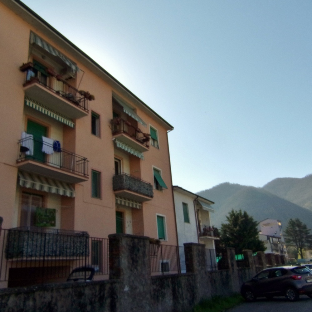 foto Appartamento al secondo piano di circa 70mq, con 2 balconcini e cantina, situato a Fornoli, nel comune di Bagni di Lucca.