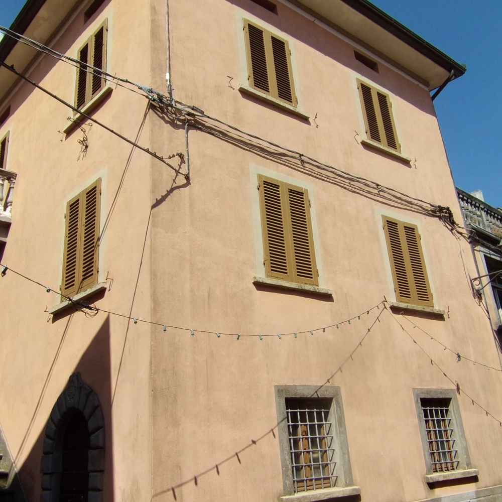 fotoCasa di paese con soleggiata terrazza panoramica e balcone, nel borgo di Cardoso, frazione di Gallicano in Garfagnana, Lucca.