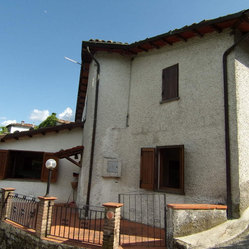 fotoCasa indipendente recentemente ristrutturata, posta su tre livelli, con posto auto privato e spazi esterni, situata a Cardoso, nel comune di Gallicano, Lucca.