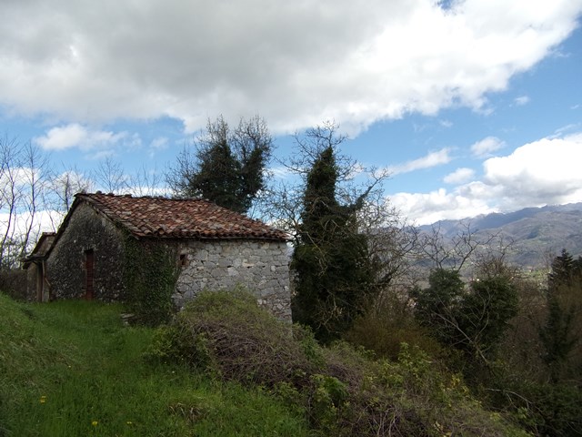 foto Antico edificio in pietra, disposto su due piani, situato a Cardoso, nel comune di Gallicano, Lucca.