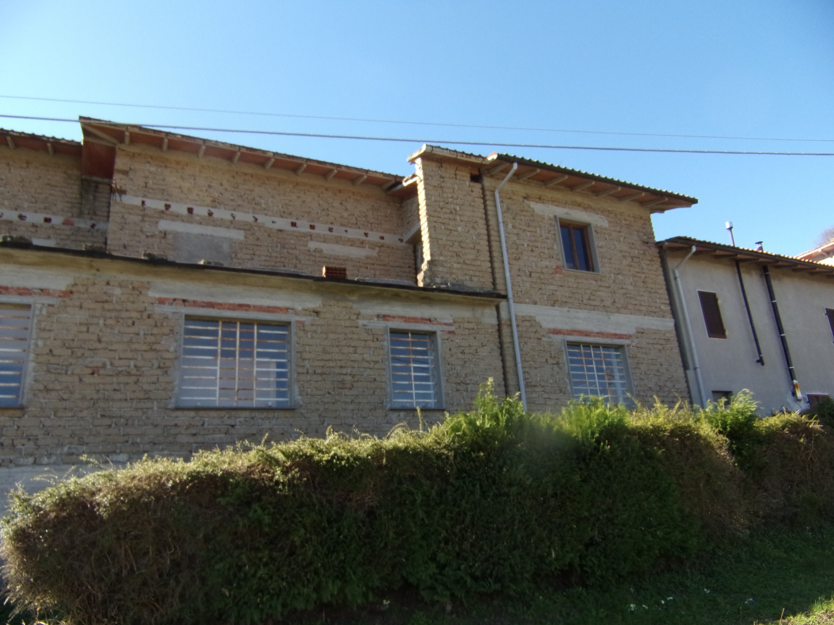 foto Casa in fase di costruzione, posto nel villaggio di Casella, Molazzana, venduta al rustico attuale.