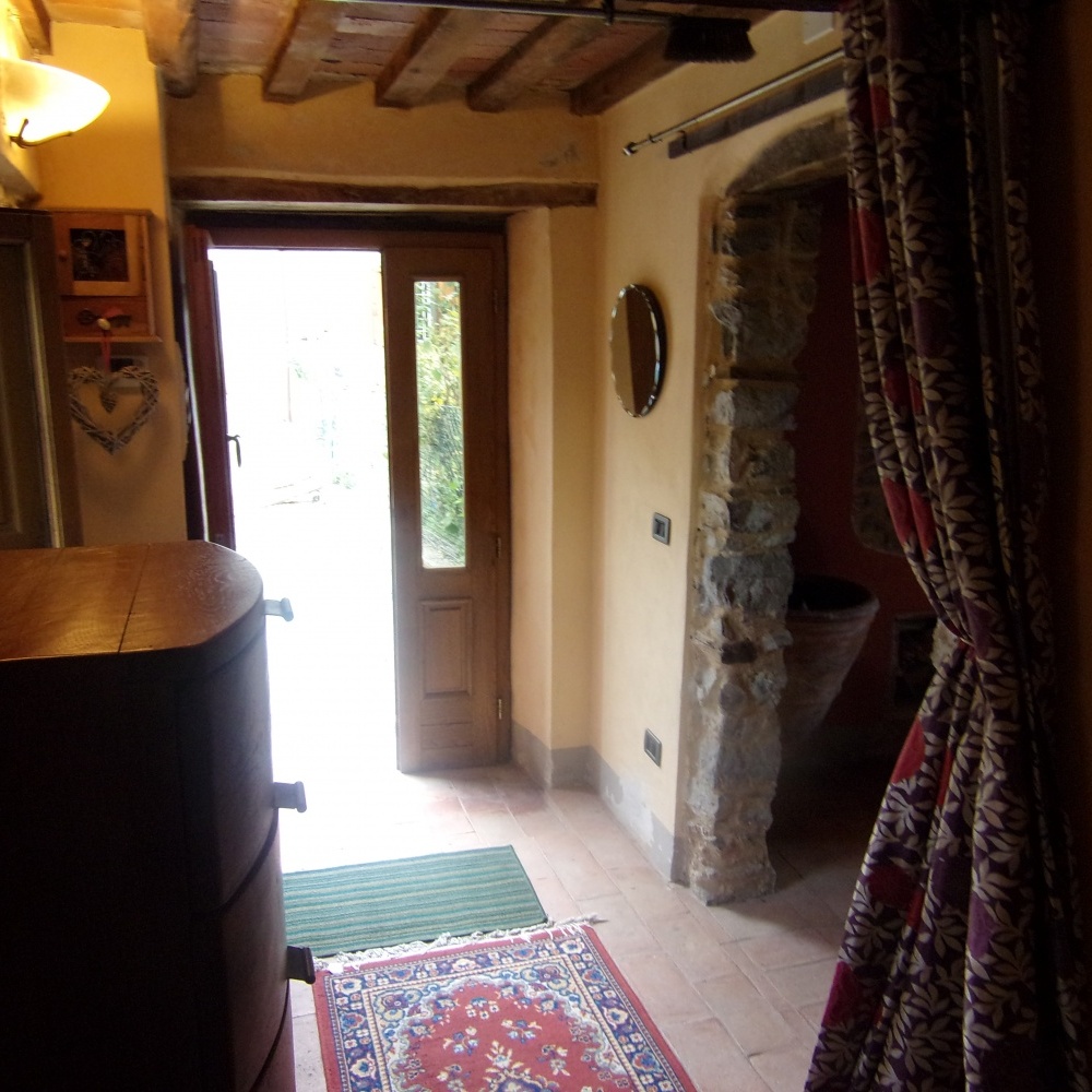 fotoCasa rustica di paese splendidamente rinnovata, situata alla periferia dell'antico paese di Trassillico,  nel cuore della Garfagnana, provincia di Lucca.