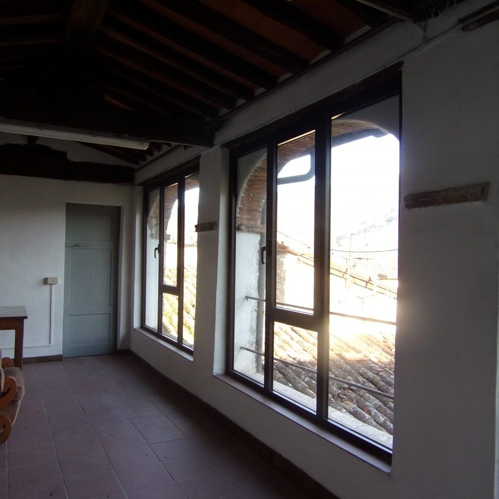 fotoAppartamento situato in posizione panoramica nel cuore della parte medievale della città di Barga, in provincia di Lucca.