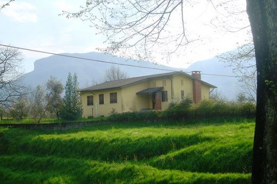 fotoCasa su due piani in ottima posizione panoramica vicino a Barga, Lucca.