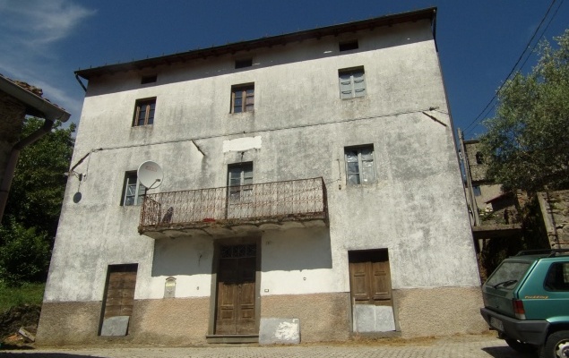 partially renovated village house||| Campolemisi, Lucca.