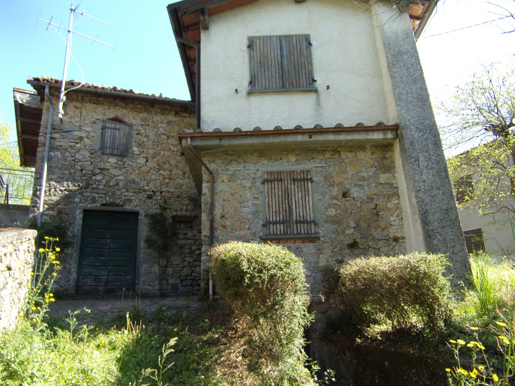 fotoCasa ristrutturata con fienile adiacente, terreno posta in zona panoramica.