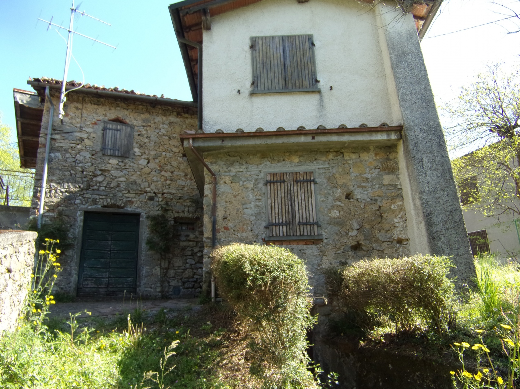 foto Casa ristrutturata con fienile adiacente, terreno posta in zona panoramica.