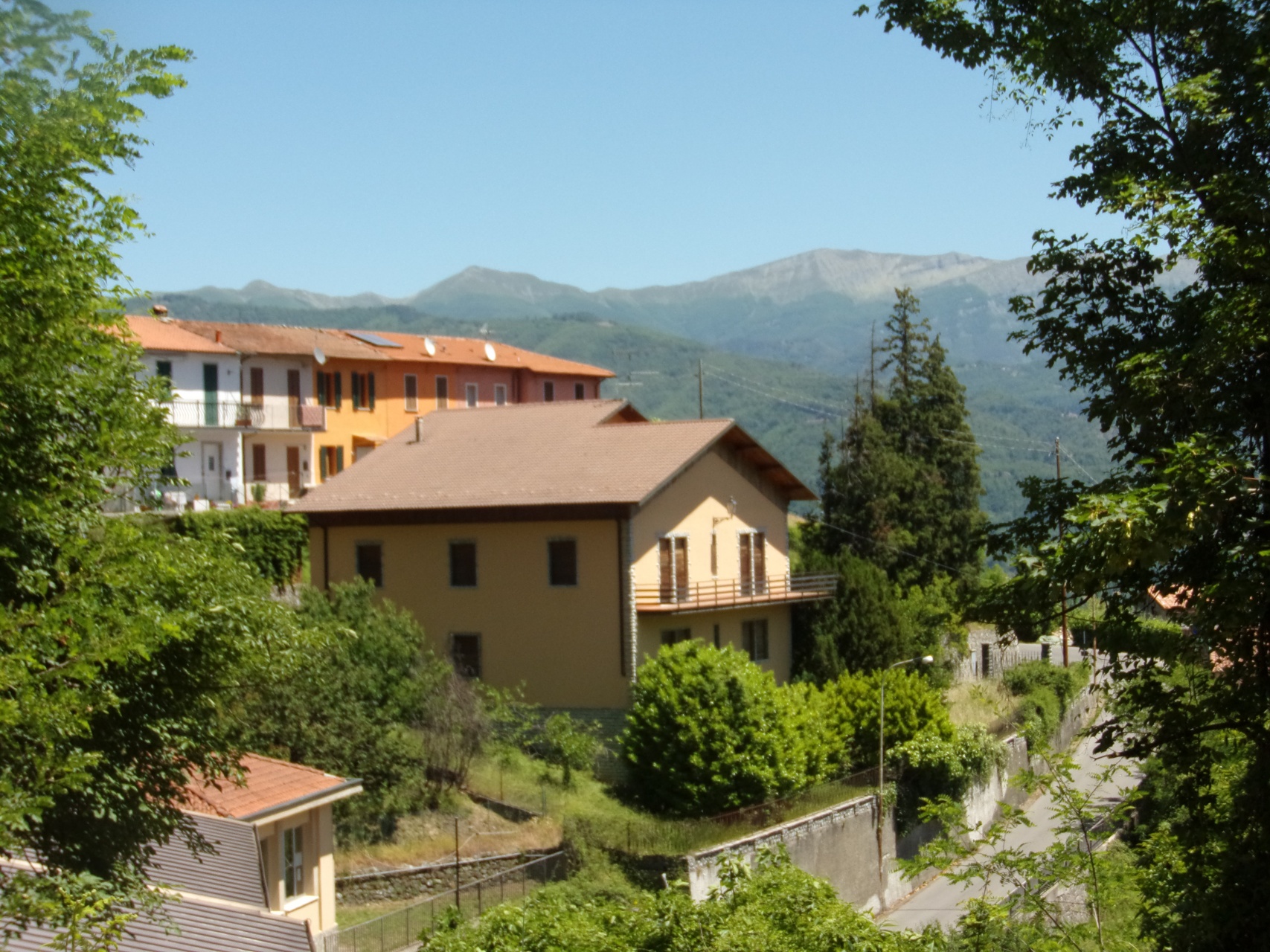 fotoGrande casa in posizione panoramica nel paese di Molazzana, Lucca.