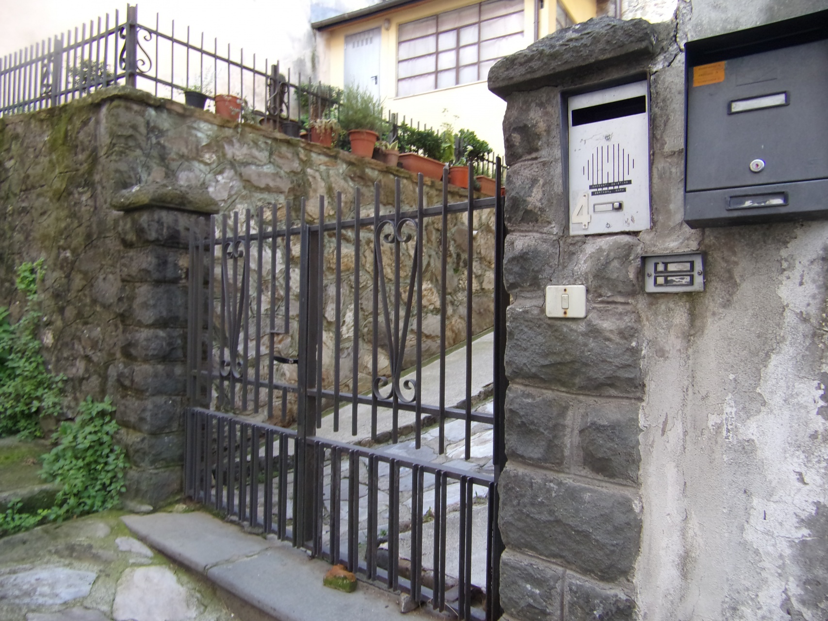 fotoAppartamento al primo piano,  con garage,  situato nel centro storico di Barga, Lucca.