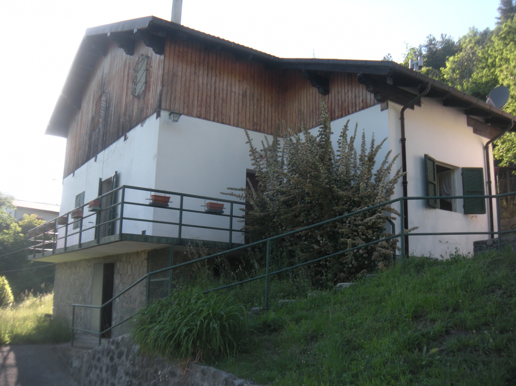 fotoCASA INDIPENDENTE IMMERSA NEL VERDE