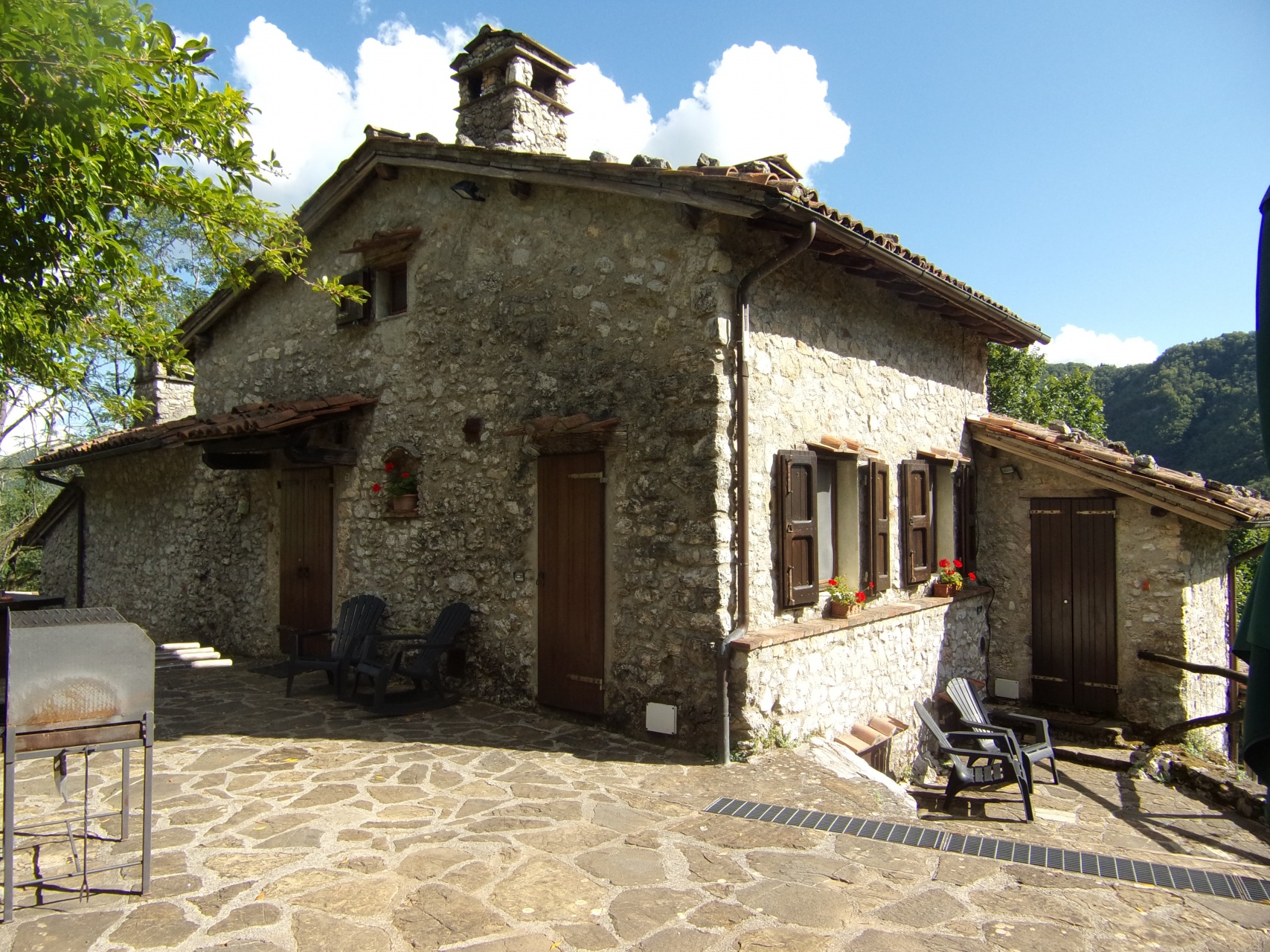 fotoCasa rurale divisa in 4 appartamenti con piscina e terreno. Gallicano, Lucca.