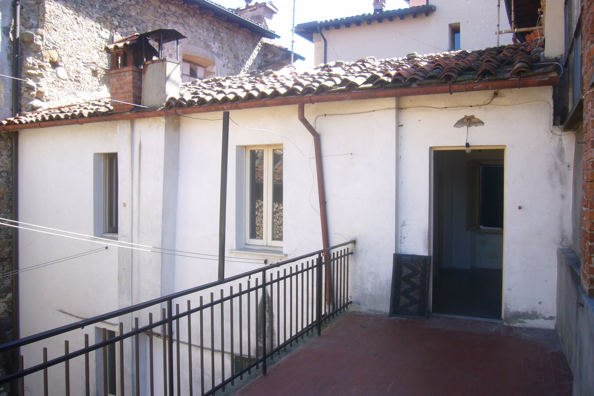 fotoCASA DI PAESE CON CORTILE in Barga LU.