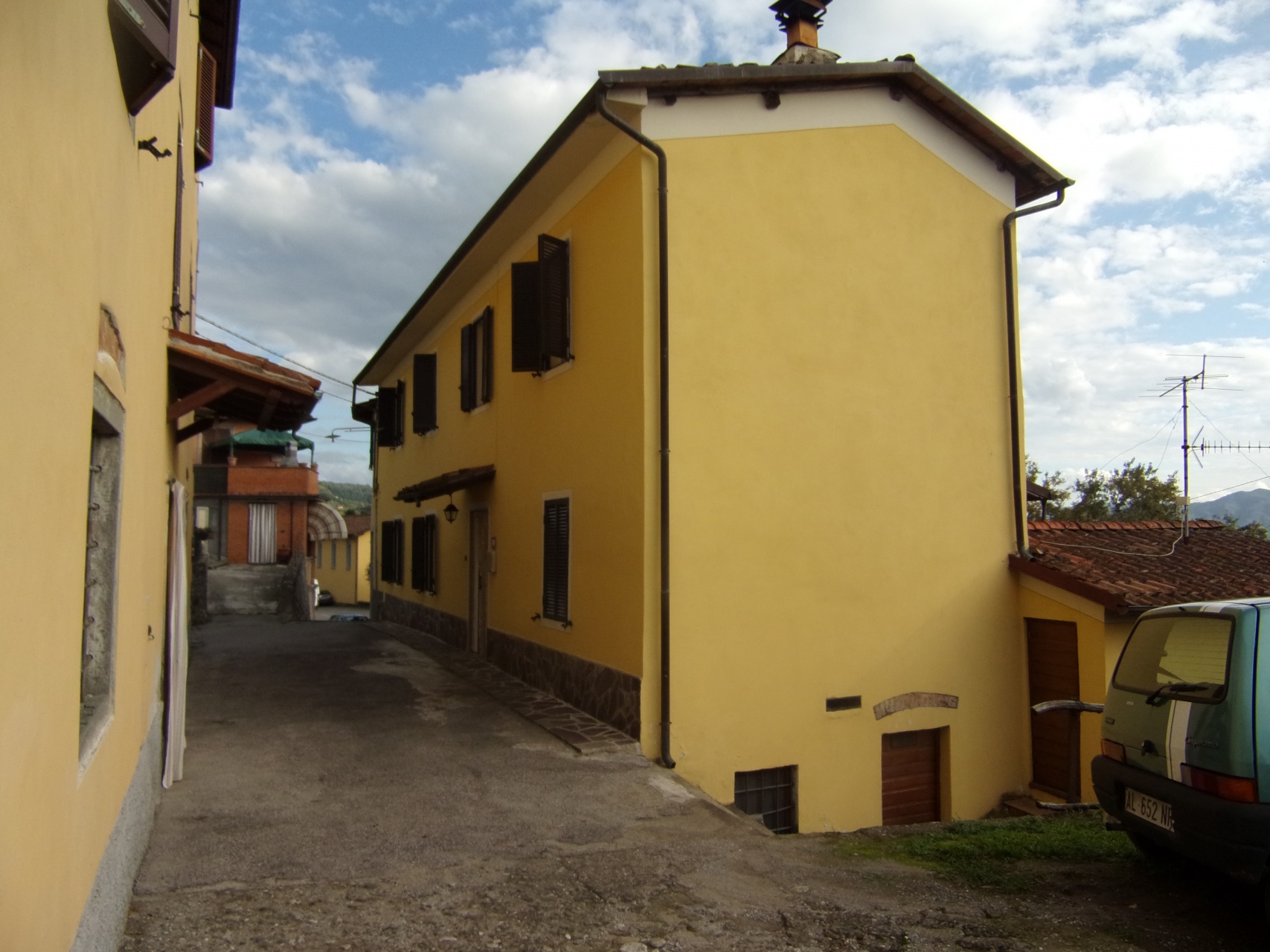 fotoCASA DI PAESE INDIPENDENTE TERRA TETTO CON GIARDINO