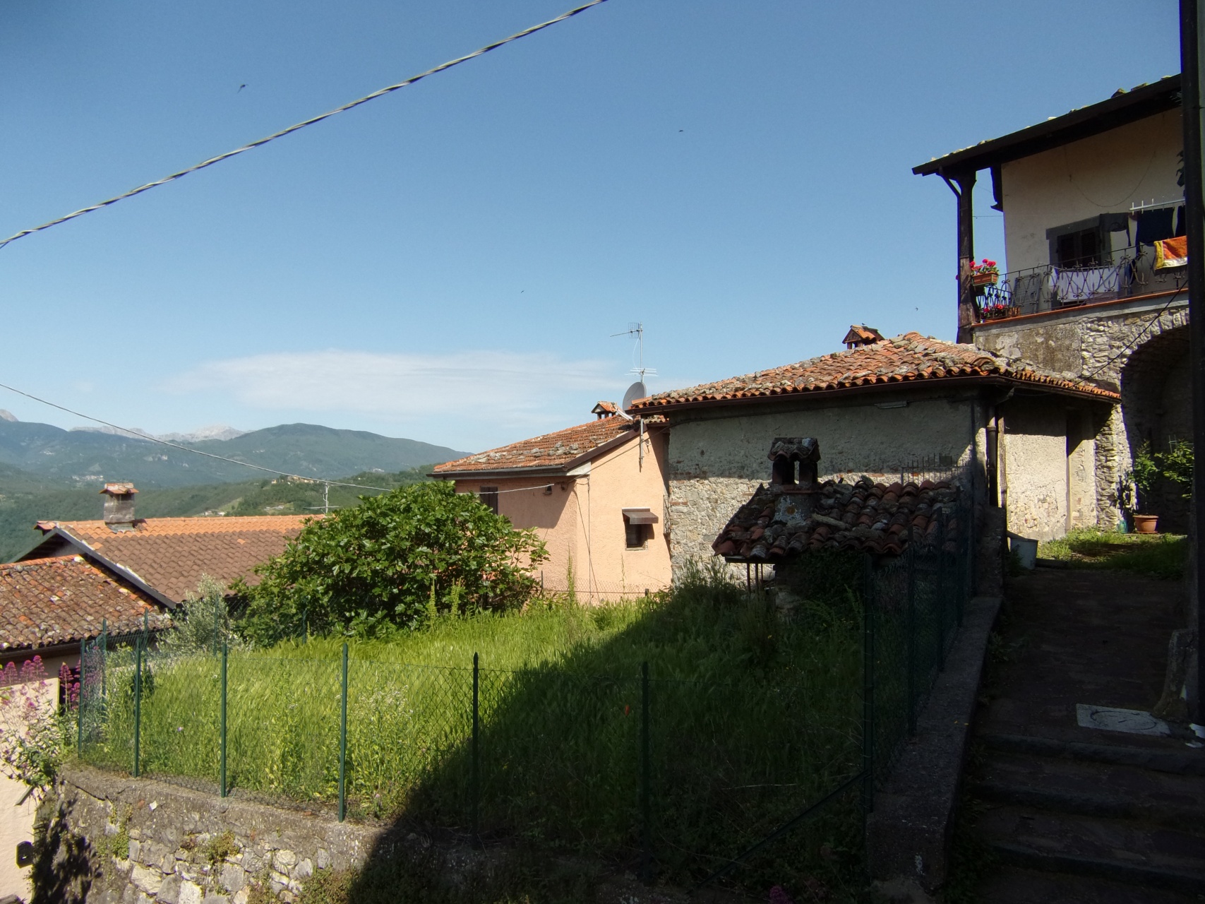 foto Casa di paese, indipendente terratetto, con giardino esclusivo e splendide vedute.