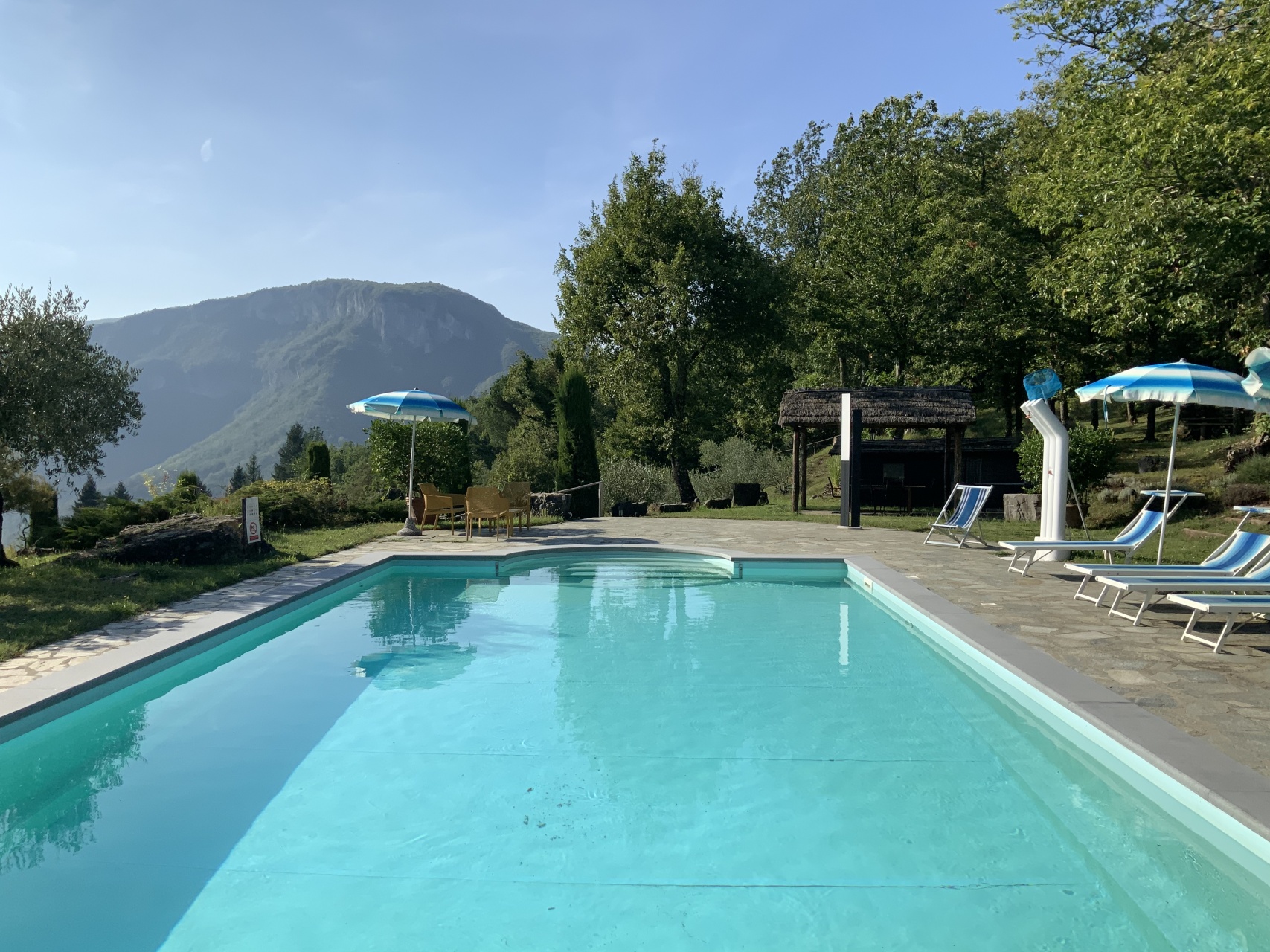 foto Grande proprietà rurale, piscina, capanne e terreno. Vicino Barga, Lucca.