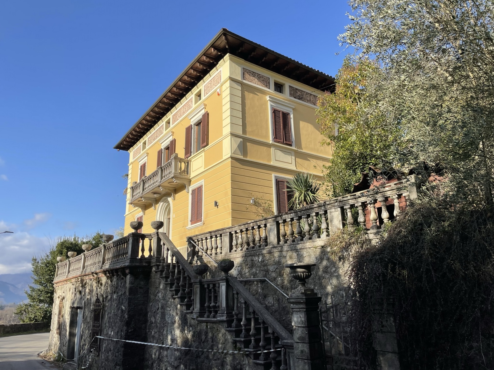 foto Villa in stile Liberty con spazio esterno, a Barga – Lucca.