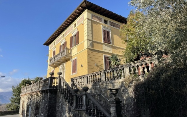 Period villa with grounds ||| Barga, Lucca.