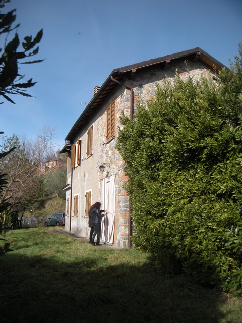 foto Casolare rustico con terreno vicino Barga, Lucca.