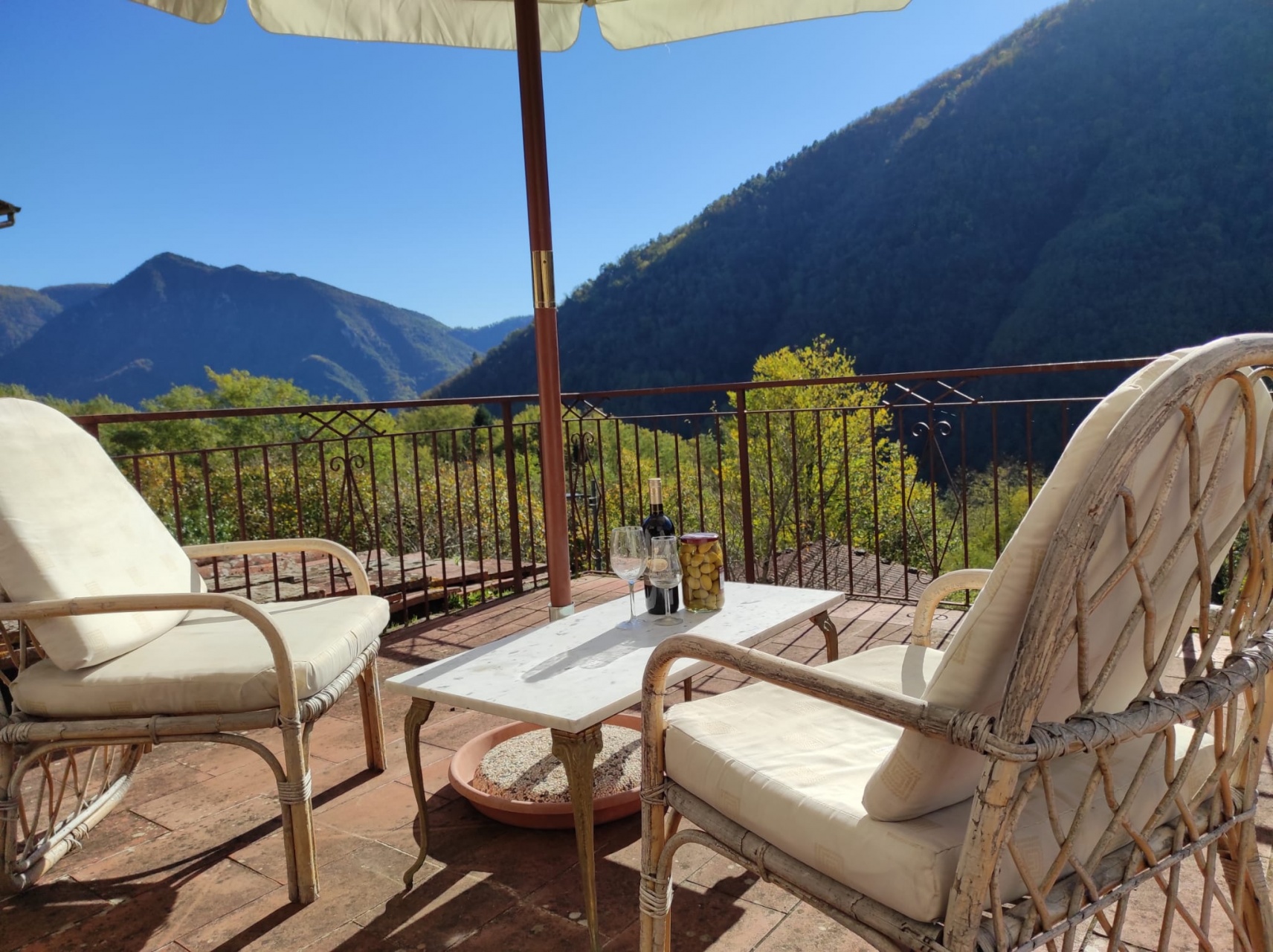 fotoRustico ristrutturato con terrazza e annesso, nel paese di Dezza, Lucca