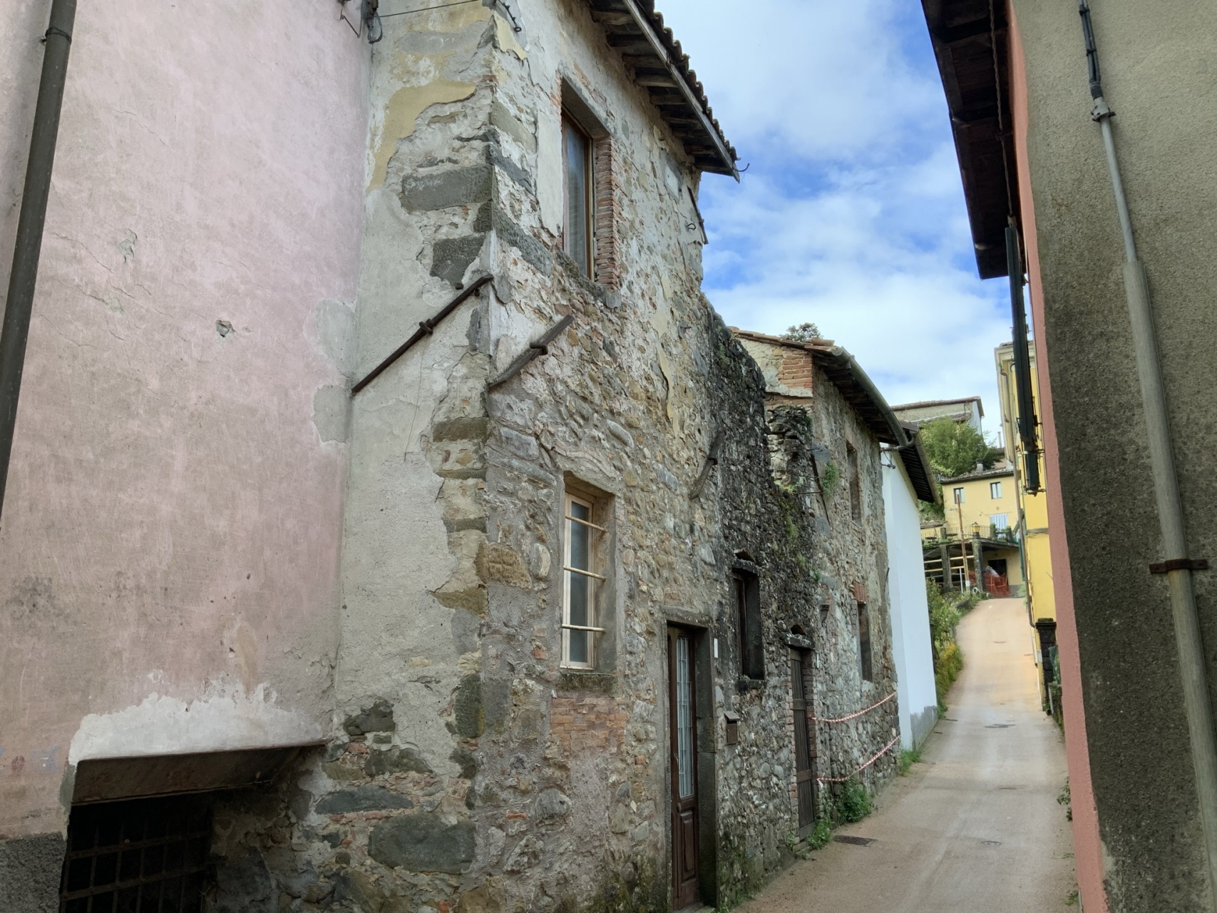 fotoProprietà da ristrutturare con vedute splendide a Barga, Lucca