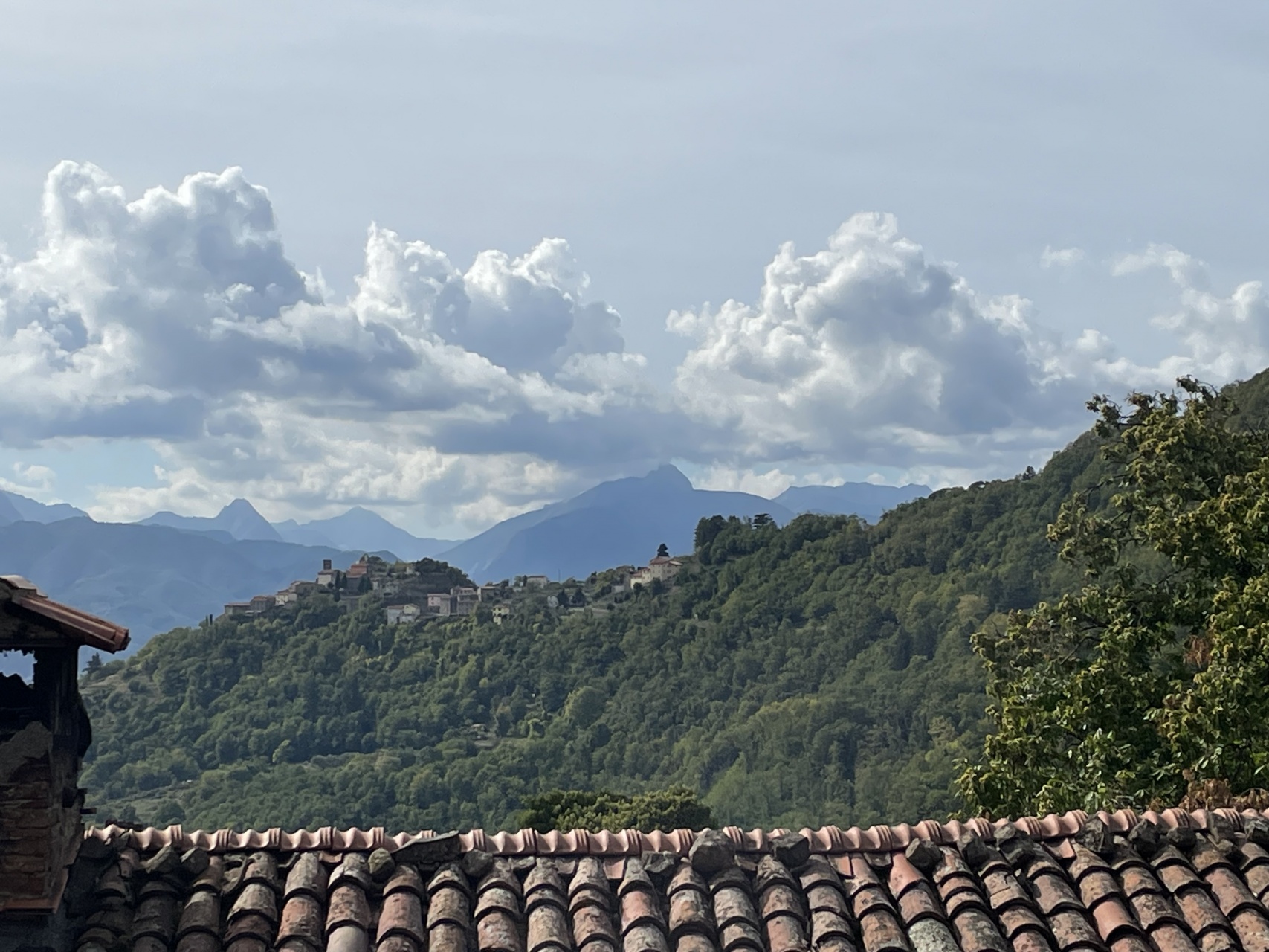 fotoRustico, annessi, terreno di 4.4ha, sorgente ||| vicino a Barga, Lucca.