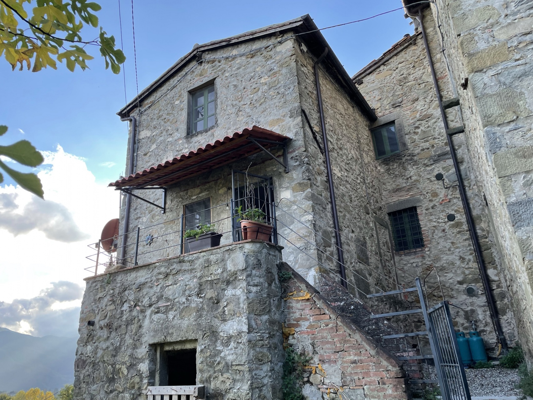 fotoRustico ristrutturato con terrazzo e spazio esterno ||| vicinanza a Barga, Lucca.