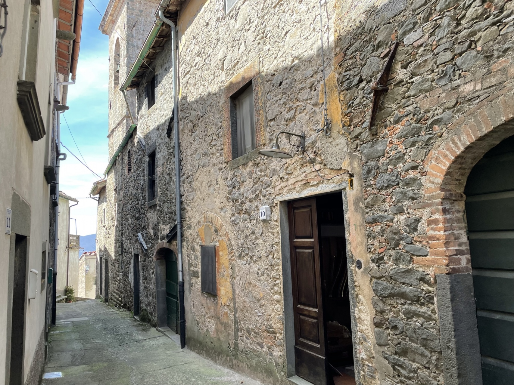 foto Casa di paese con balcone, a Tereglio – Coreglia Antelminelli, Lucca.